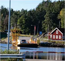  ??  ?? Bilfärjan från fastlandet till Ängö, Flatö går var tjugonde minut under dagen. ”Ett föredöme”, tycker Lena Kjellman.