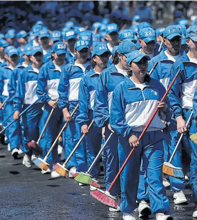  ?? Efe ?? Los cadetes de la policía también fueron parte del trabajo colectivo