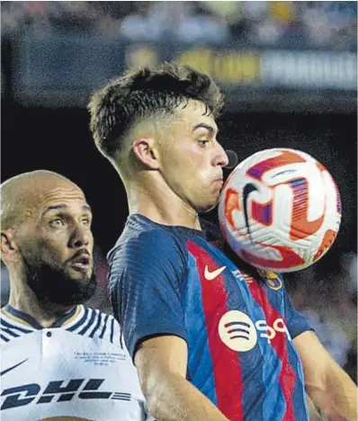  ?? Jordi Cotrina ?? Pedri controla un balón con el pecho, ayer durante el partido contra el Pumas.