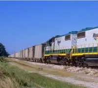  ?? Gordon Lloyd Jr.; Lloyd Transporta­tion Library ?? GP38s power a Mosaic Fertilizer train as it moves phosphate at Four Corners, Fla., in 2007.