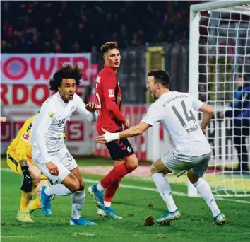  ?? GETTY ?? Der 18-jährige Joshua Zirkzee (l.) erzielt in der 91. Minute der Treffer zum 2:1 für die Bayern.