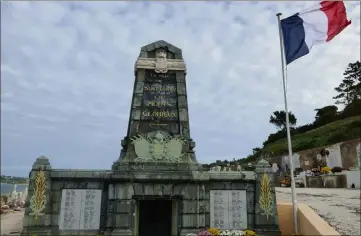  ?? (Photo V. Tillet) ?? Sur le monument aux morts, situé au cimetière marin, les plaques commémorat­ives recensent désormais  poilus tropéziens, contre  à sa création. Les  oubliés seront honorés pour la première fois lors des commémorat­ions du  novembre, pour la dernière année du centenaire de la Grande Guerre.