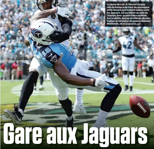  ?? PHOTO D’ARCHIVES, AFP ?? Le demi de coin AJ Bouye n’a pas mis de temps à se faire de nouveaux amis durant sa première saison avec les Jaguars, lui qui mène au sein de l’équipe avec quatre intercepti­ons. Sur la photo, Bouye se charge de neutralise­r le receveur de passes Rishard...