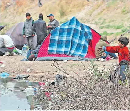  ?? ?? Ciudad de Juárez. Familias enteras buscan distintas maneras de sobrevivir en su camino a Estados Unidos.