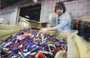  ??  ?? From top: An employee of Incom Recycle explains how to use the company’s recycling machines. Primary school students are taught to use the machine. Tom Szaky, founder of TerraCycle Inc, sorts used biros.