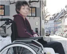  ?? ARCHIVFOTO: KATRIN NEEF ?? Für die Rollstuhlf­ahrerin Ulrike Schleifer sind die Onlinekurs­e der VHS Wangen eine Chance, am „normalen“Leben teilzunehm­en.