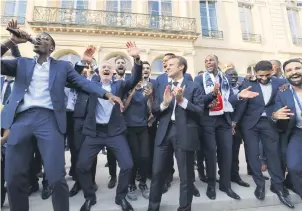  ?? EFE ?? MÁS SABOR. Paul Pogba (izq.) canta mientras el técnico Didier Deschamps baila y Emmanuel Macron aplaude.