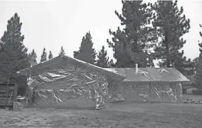  ?? JAE C. HONG/AP ?? Martin Diky’s home is completely wrapped in fire-resistant material to protect against an approachin­g fire in Meyers, Calif., earlier this month.