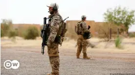  ?? ?? Des soldats de la Bundeswehr sécurisent l'aéroport du camp Castor à Gao, dans le nord du Mali