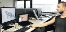  ?? Foto: Dalibor Maňas ?? Socha v počítači Adam Krhánek ukazuje v počítači model nové lišky Bystroušky.