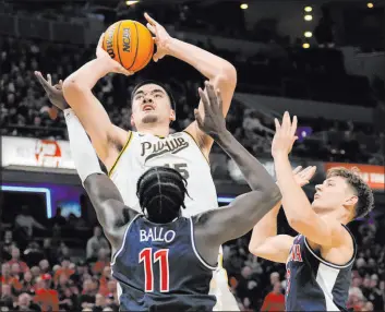  ?? A.J. Mast The Associated Press ?? Purdue center Zach Edey eyes the basket against Arizona center Oumar Ballo and guard Pelle Larsson in the Boilermake­rs’ win Saturday at Gainbridge Fieldhouse.