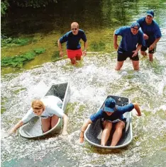  ?? Archivfoto: Pitt Schurian ?? Drei Badewannen­rennen mit buntem Rahmenprog­ramm gab es in Bobingen auf der Singold. Hier der Start Juli 2001.