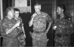  ?? FOTO AP ?? De Servische generaal Ratko Mladic met de Nederlands­e bevelhebbe­r van Dutchbat Thom Karremans.