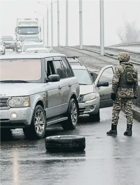  ?? PAVEL MIKHEYEV / REUTERS ?? Controls militars al peu de la lletra  Rigorosos controls de les forces de seguretat ahir a Almati, la ciutat més poblada del Kazakhstan, després de la violenta revolta