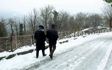  ??  ?? Strade innevate I fiocchi caduti sui colli Euganei (foto di Marco Bergamasch­i)