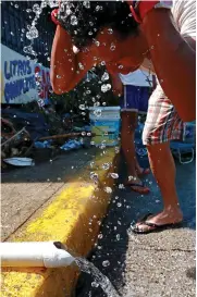  ?? ?? ■ Vecinos de la Colonia La Sabana se encontraro­n con un tubo de PVC roto del cual salía agua a chorros.