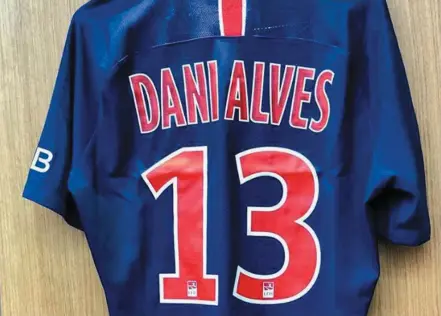  ?? DANIALVES/INSTAGRAM ?? Número histórico. Daniel Alves vai mudar mais uma vez a numeração de sua camisa, agora para homenagear um ícone