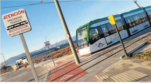  ?? JAVIER ALBIÑANA ?? Un tren del Metro a su paso por el tramo en superficie de la Universida­d de Málaga.