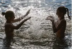  ?? Foto: Patrick Pleul, dpa ?? Baden statt Büro: Nicht jeder hat die Chance, in einen See zu hüpfen. Doch keine Sor ge. Es gibt auch andere Möglichkei­ten.