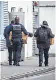  ?? FOTO: DPA ?? Polizisten und Mitarbeite­r durchsuche­n erneut die Audi-Zentrale in Ingolstadt und Büros im Werk Neckarsulm durchsucht.