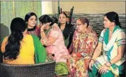  ?? BURHAAN KINU/ HT ?? Family members of Shipra Malik at their residence in Noida. The family is seeking help on WhatsApp groups.
