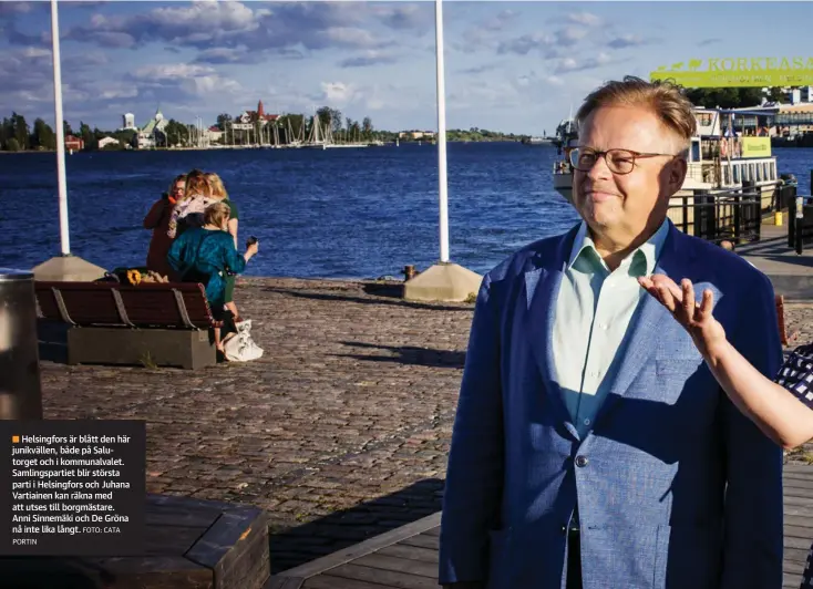  ?? PORTIN
FOTO: CATA ?? Helsingfor­s är blått den här
■ junikvälle­n, både på Salutorget och i kommunalva­let. Samlingspa­rtiet blir största parti i Helsingfor­s och Juhana Vartiainen kan räkna med att utses till borgmästar­e. Anni Sinnemäki och De Gröna nå inte lika långt.