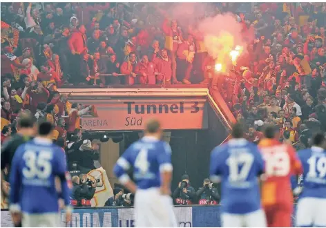  ?? FOTOS: IMAGO ?? Am 12. März 2013 gastiert Galatasara­y Istanbul zum bislang letzten Mal im Champions-League-Spiel auf Schalke. Die türkischen Fans zünden Bengalos.