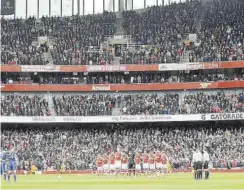  ??  ?? Los hinchas del Arsenal `amenazan' con invadir el Emirates Stadium