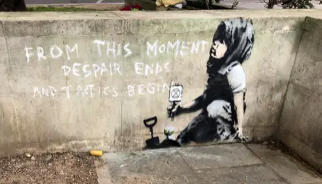  ??  ?? Este grafiti que apareció durante las demostraci­ones en Marble Arch, Londres, es atribuido por los expertos a la elusiva superestre­lla del arte urbano, Banksy.