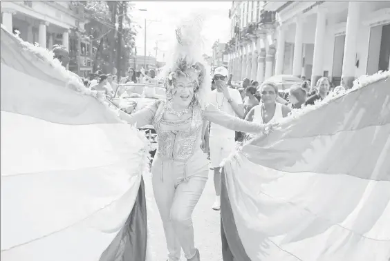  ??  ?? Un integrante de la comunidad LGBT posa mientras espera el inicio del desfile por el Día Internacio­nal Contra la Homofobia, Transfobia y Bifobia, en Pinar del Río, Cuba ■ Foto Ap/Desmond Boylan