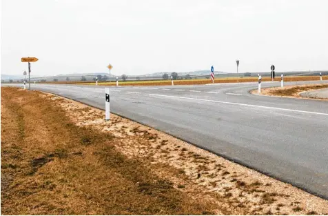  ?? Foto: Mack ?? Die Kreisstraß­e zwischen der Merzinger Abzweigung und dem Hohenalthe­imer Ortseingan­g soll saniert werden. Die Hohenalthe­imer wollen die in den Ort einfahrend­en Raser abbremsen.