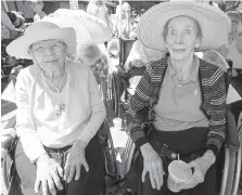  ??  ?? Residents Eilleen Pungente and Shirley Cowman cooled off in a tent.