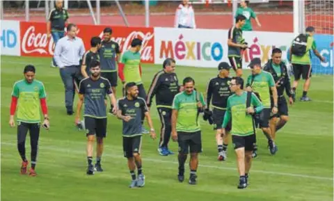  ?? | @MISELECCIO­NMX ?? Las lluvias no afectaron el entrenamie­nto vespertino del cuadro nacional.