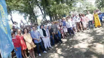  ?? (Photo Emilie Guérel) ?? Les marcheurs varois se sont retrouvés hier à Flayosc avec les députés Fabien Matras et Elodie Guérel pour faire le point sur la marche pour l’Europe.