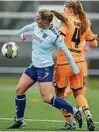  ??  ?? Anna-Lena Riedel (li.) behauptet sich gegen Hoffenheim­s Lisanne Kraut. Foto: Jürgen Scheere