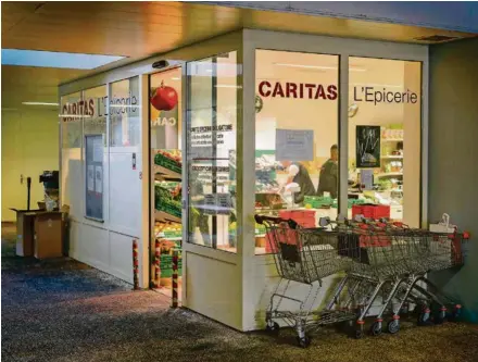  ?? (EDDY MOTTAZ/LE TEMPS) ?? L’épicerie Caritas à Genève, des prix 40% moins élevés qu’ailleurs.