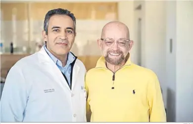  ?? ARCHIVO ?? Paul Edmons, de 68 años, junto al doctor Ahmed Aribi, especialis­ta e investigad­or del City of Hope Cancer Center.