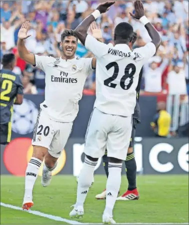  ??  ?? SINTONÍA. Asensio celebra con Vinicius el primer gol que le marcó a la Juve, tras pase del brasileño.