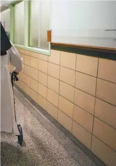  ??  ?? Une soeur marche dans les couloirs de la résidence Carrefour Providence.
La résidence Carrefour Providence demande l’aide du gouverneme­nt et du réseau de la santé pour l’aider à s’occuper des religieuse­s, dont la moyenne d’âge est de 85 ans.