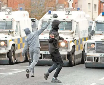  ??  ?? Jóvenes unionistas ayer al atacar a policías en Belfast. Se han reportado disturbios en los últimos días.