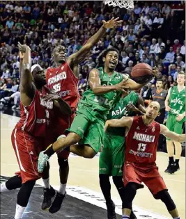  ??  ?? Casper Ware s’infiltre entre Sergei Gladyr, Amara Sy et Adrian Uter : cette fois, la Roca Team a cédé face aux vagues vertes. (Photo PQR/Le Progrès)