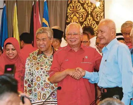  ?? PIC BY MOHD YUSNI ARIFFIN ?? Umno president Datuk Seri Najib Razak welcoming Tan Sri Muhammad Muhammad Taib in Kuala Lumpur yesterday. With them are Umno vice-president Datuk Seri Dr Ahmad Zahid Hamidi and Umno Supreme Council members.