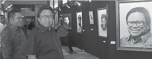  ??  ?? RILEKS: Oesman Sapta Odang di depan lukisan dirinya dalam pameran karya lukis bertema Lukisan Indah Negeriku Damai Bangsaku di Jakarta kemarin. HENDRA EKA/JAWA POS
