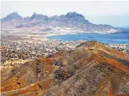  ??  ?? Mindelo auf der Insel São Vicente ist die zweitgrößt­e Stadt der Kapverden. Sie gilt als kulturelle­s Zentrum des Archipels.