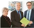  ?? Foto: Bigelmayr/LRA ?? Stefan Zeck (Mitte) mit Landrat Freudenber­ger und Sylvia Eisner vom Abfallwirt­schaftsbet­rieb.