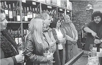  ?? (GENTILEZA CÓRDOBA CON ONDA) ?? ¡Salud! El grupo ya organizó muchas actividade­s, como esta degustació­n de vinos.