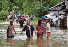  ??  ?? PENDUDUK kampung meranduk banjir di Brgy Calingatng­an, Borongan. - AFP