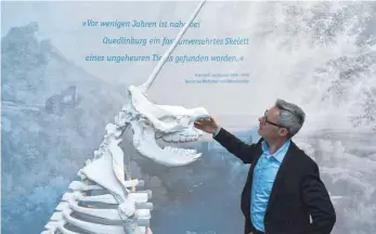  ?? FOTOS: DPA ?? Josef Mühlenbroc­k, Direktor des LWL-Museums, steht neben einer dreidimens­ionalen Rekonstruk­tion des Quedlinbur­ger Einhorns.