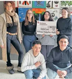  ?? FOTO: KATHARINE-WEISSGERBE­R-SCHULE ?? Stolz präsentier­en junge Leute von der Weißgerber-Schule das Ergebnis ihrer Verkaufsak­tionen für das Kältebus-Projekt.