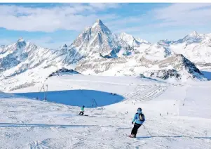  ?? FOTO: FLORIAN SANKTJOHAN­SER/DPA-TMN ?? Pistenfreu­den mit Blick aufs Matterhorn: Das Skigebiet Zermatt wurde als „Best Ski Resort“ausgezeich­net.